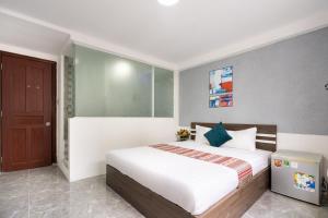 Postel nebo postele na pokoji v ubytování Planet Saigon Hotel