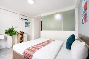Postel nebo postele na pokoji v ubytování Planet Saigon Hotel