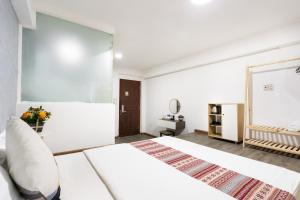 Postel nebo postele na pokoji v ubytování Planet Saigon Hotel