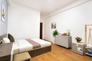 Postel nebo postele na pokoji v ubytování Planet Saigon Hotel