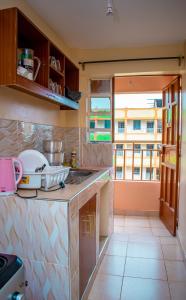 een keuken met een wastafel en een aanrecht bij Cozy apartment kisii in Kisii