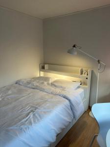 sypialnia z białym łóżkiem i lampką w obiekcie M Stay Near Mokdong Station w Seulu