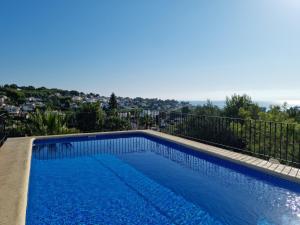 a swimming pool on the side of a house at Meerblick, Apartment 2 in Villa mit Terrasse, Pool und kostenlosen WLAN neu renoviert in Benissa