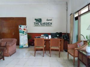 Galeri foto The Garden Family Guest House powered by Cocotel di Bogor