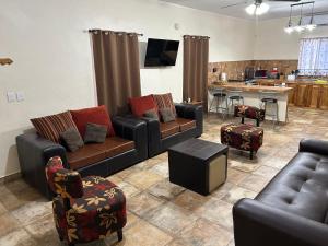 阿拉莫斯的住宿－Casa Real de Los Alamos con Alberca，带沙发和椅子的客厅以及厨房。