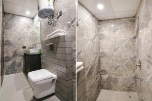 een badkamer met een toilet en een douche bij FabHotel Greysky in New Delhi