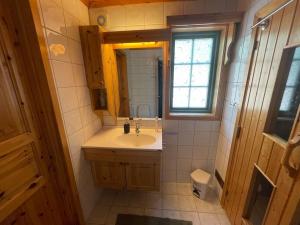y baño con lavabo y espejo. en Cabin with a great view at Gaustablikk, en Gaustablikk