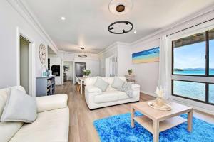 Χώρος καθιστικού στο New Property Silverwater Serenity Shores Absolute Waterfront On The Lake