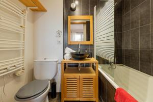 a bathroom with a toilet and a sink and a tub at Studio ToulouseCityStay Basso Cambo in Toulouse