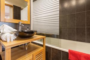 a bathroom with a bowl sink and a tub at Studio ToulouseCityStay Basso Cambo in Toulouse +24 photos