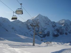 einen schneebedeckten Berg mit Skilift in der Unterkunft Bozen Mitte in Bozen