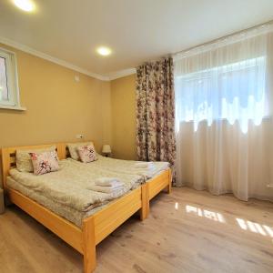 - une chambre avec un lit et une grande fenêtre dans l'établissement Sunhome Stepanavan Guest House, à Stepanavan