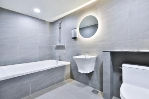 ein Badezimmer mit einem Waschbecken und einem WC in der Unterkunft Shire Hotel Busan Station in Busan