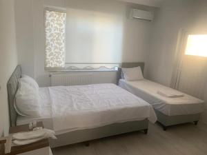 - une chambre avec 2 lits et une fenêtre dans l'établissement ULASOTEL22, à Edirne