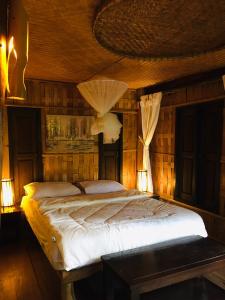 Кровать или кровати в номере Motho Homestay by Ya De Na House