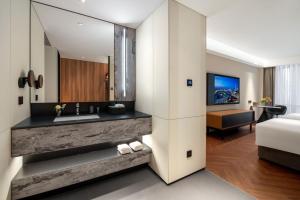 Voodi või voodid majutusasutuse Intercity Hotel Futian Bin He Zhongzhou Bay toas