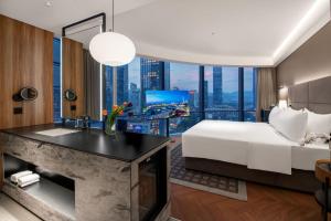 Voodi või voodid majutusasutuse Intercity Hotel Futian Bin He Zhongzhou Bay toas