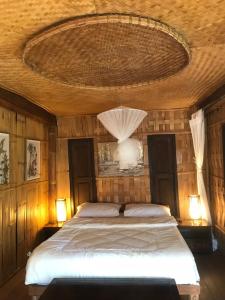 Postel nebo postele na pokoji v ubytování Motho Homestay by Ya De Na House
