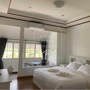 Un pat sau paturi într-o cameră la บ้านพักเขาค้อเดอะออโรร่าเฮาส์ - Baan Phak KhaokhoThe Aurora House