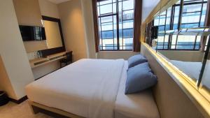Tempat tidur dalam kamar di MP Hotel Kelapa Gading