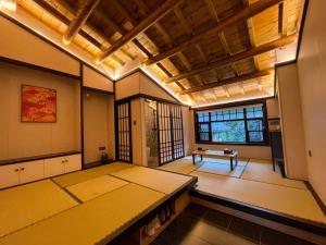 Postel nebo postele na pokoji v ubytování Wudang Mountain Manju Manor