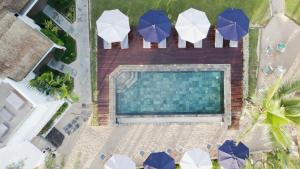 an overhead view of a swimming pool with umbrellas at Seapoint Boutique Hotel in Pointe aux Cannoniers