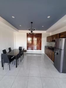 eine Küche mit Tisch, Stühlen und Kühlschrank in der Unterkunft Casa josefa in Tecomán