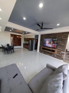 ein Wohnzimmer mit Sofa und Fernseher in der Unterkunft Casa josefa in Tecomán