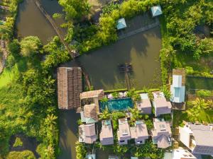 Blick auf einen Fluss in der Nähe des Resorts