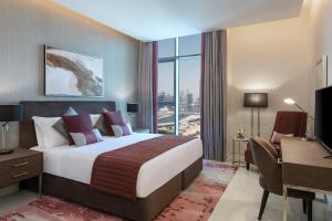 Кровать или кровати в номере DAMAC Maison Aykon City Dubai