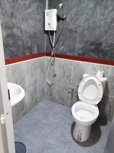 ein Bad mit einem WC und einem Waschbecken in der Unterkunft สบายคันทรีรีสอร์ท ปากเมงSa-buy country resort Pak Meng in Sikao
