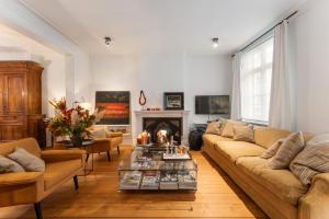 sala de estar con sofá y chimenea en Het Geerwijn - gastensuite in hartje Brugge en Bruges
