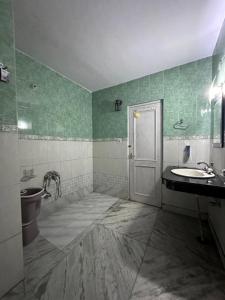 Bilik mandi di The Misty Pines Inn