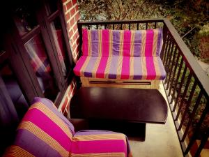 ein Paar Stühle auf einem Balkon in der Unterkunft Summer Villa Ella in Ella