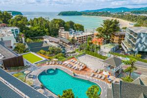 uma vista aérea de um resort com uma piscina e uma praia em Orchidacea Resort - Kata Beach em Praia de Kata