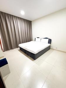 een slaapkamer met een groot bed in een kamer bij Ras Star Residence - Home Stay in Dubai