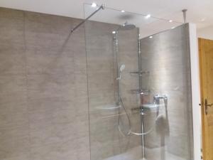 y baño con ducha y puerta de cristal. en Ferienwohnung Bayerwaldblick en Jandelsbrunn