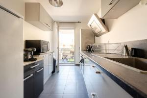 a kitchen with a sink and a counter top at Dream Saint-Georges à proximité de Disneyland in Bussy-Saint-Georges