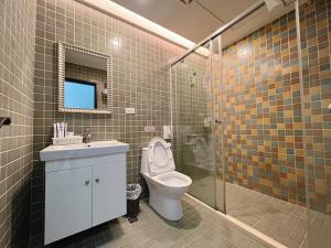 een badkamer met een toilet, een wastafel en een douche bij Love The Countryside B&B in Hualien