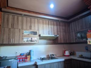 Kuchyň nebo kuchyňský kout v ubytování K'Ajeng Cottage