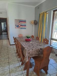 mesa de comedor con sillas y mantel en Chrismar House, en Saint Michaelʼson Sea