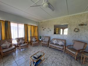 Una sala de estar con sillas y un espejo. en Chrismar House, en Saint Michaelʼson Sea
