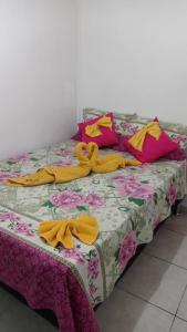 ein Bett mit gelben Servietten darüber in der Unterkunft Villa Caracas in Lamentin