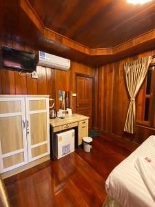 Postel nebo postele na pokoji v ubytování Ruan Mai Naiyang Beach Resort