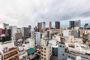 Blick auf eine Stadt mit hohen Gebäuden in der Unterkunft Apartment Hotel 11 Kuromon in Osaka