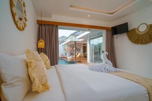 Un dormitorio con una cama con un cisne. en Villa Ryky 2-bedroom private luxury villa in Nyanyi Beach, en Tanah Lot