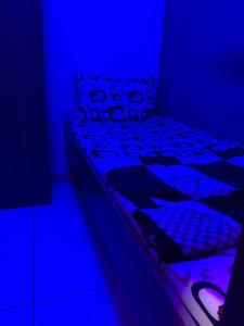 Cama en habitación con luces azules en Heavens Stay en Dubái