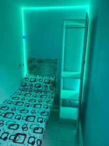 um quarto azul com uma cama e uma porta em Heavens Stay em Dubai