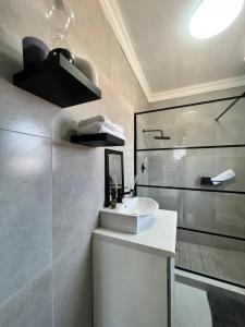 een badkamer met een wastafel en een douche bij Serenity HideAway in Johannesburg