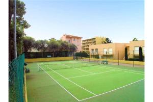 Tennis and/or squash facilities at Le San Diego - Happy Rentals or nearby